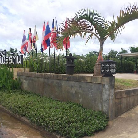 Phetcharat Grand Hotel Maesot Mae Sot Exterior photo